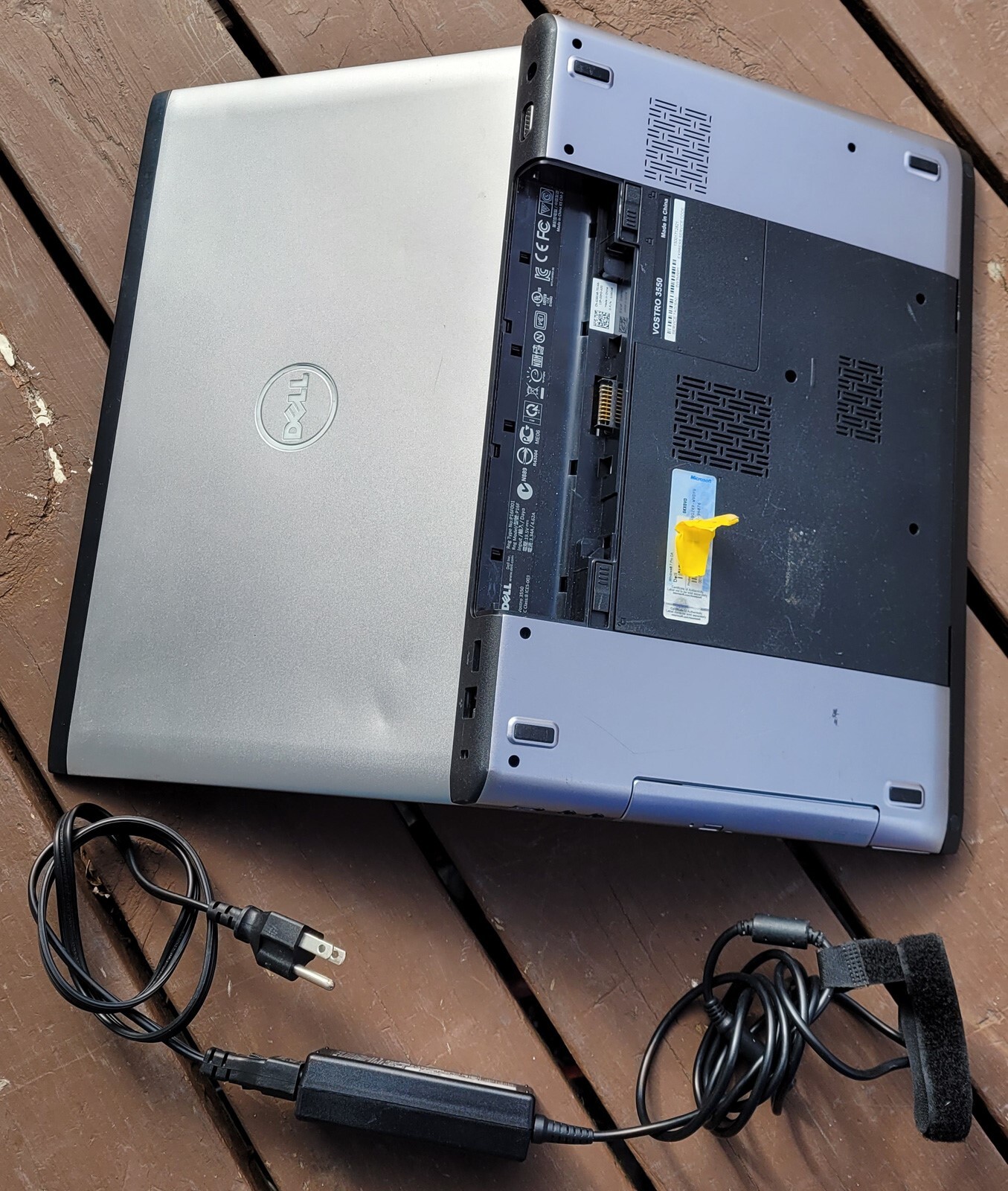 Dell Vostro 3550 15.5” / Intel Core i5-2410M 2.30GHz 4GB 160GB – Works – PlsRead