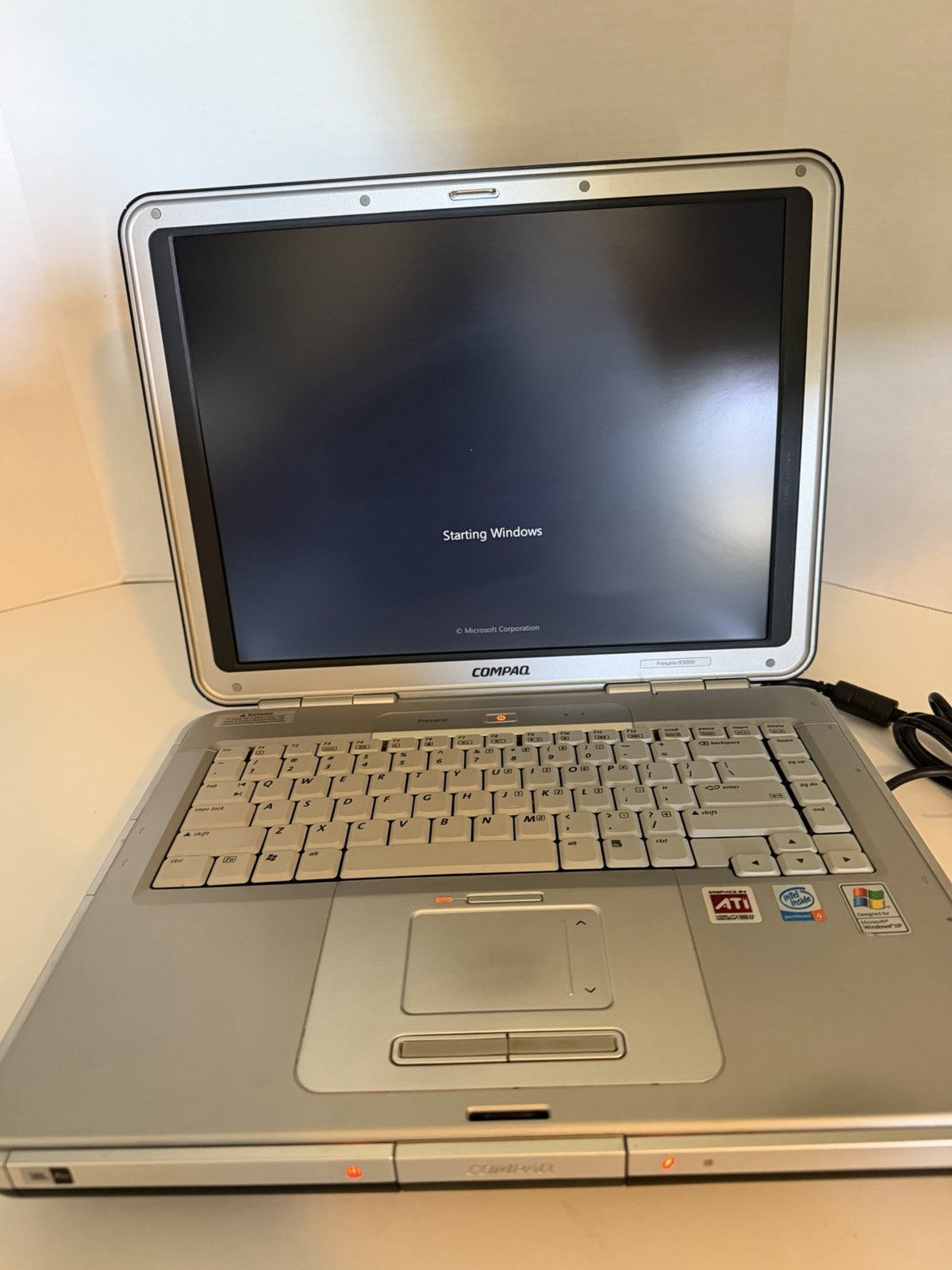 COMPAQ Presario R3000 | Laptop | Windows XP Professional | With power Cord