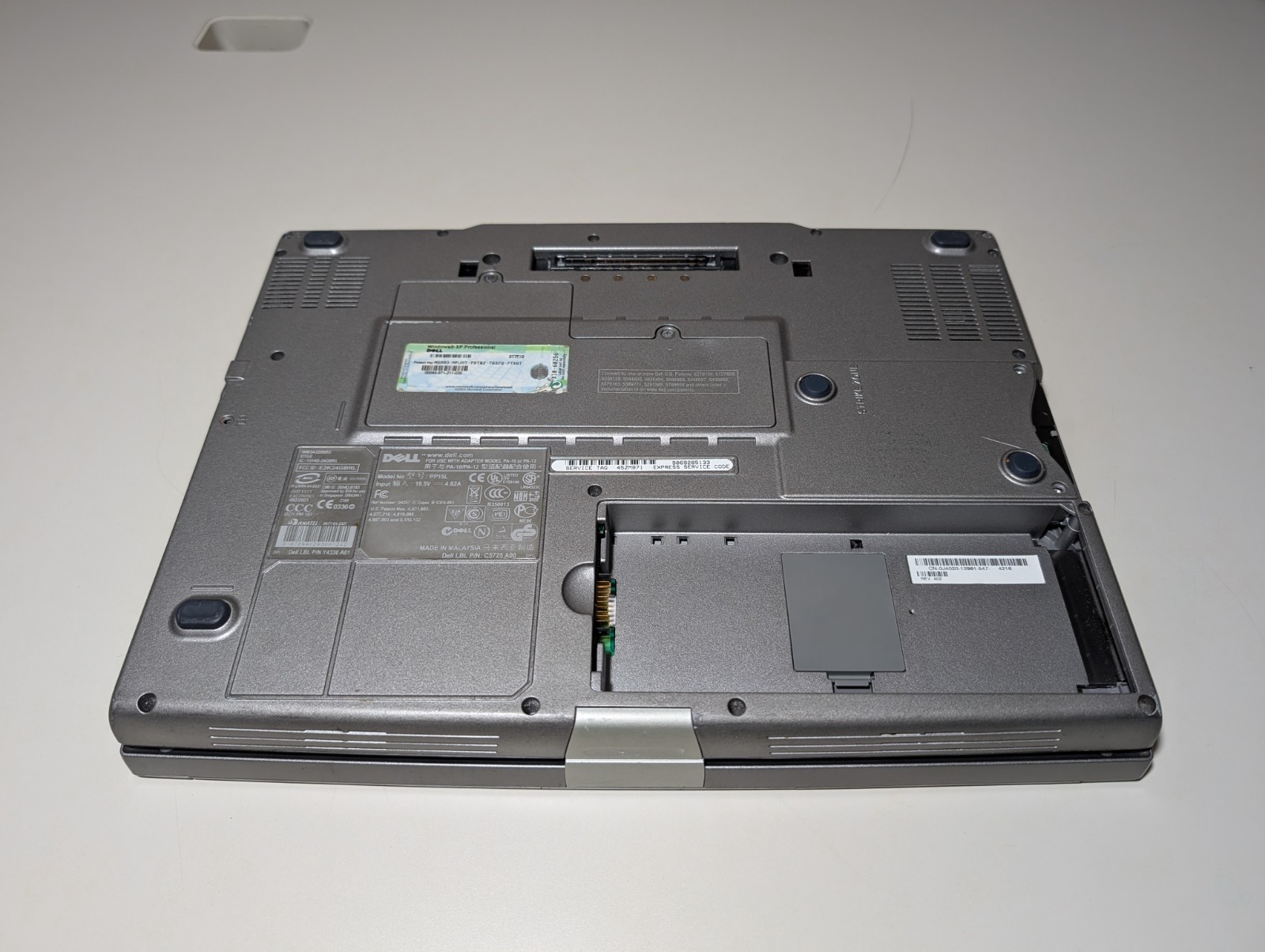 15″ Dell Latitude D810 | Pentium M 30GB HDD | ATI DVD Win XP 32-Bit Serial Port
