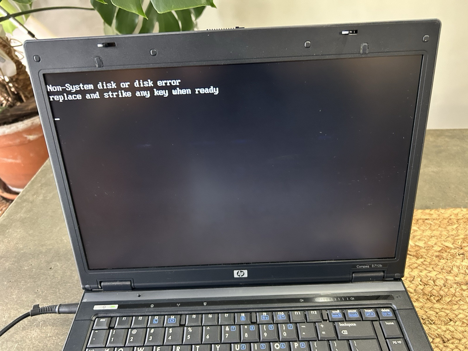 HP Compaq 6710b Laptop For Parts As Is Turns On No Cord Error Message