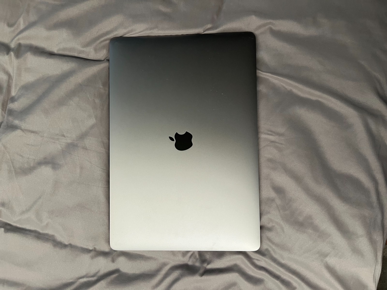 MacBook Pro 15 Space Gray 2018 2.6GHz i9 32GB 1TB Radeon Pro 560X (Case & Box)