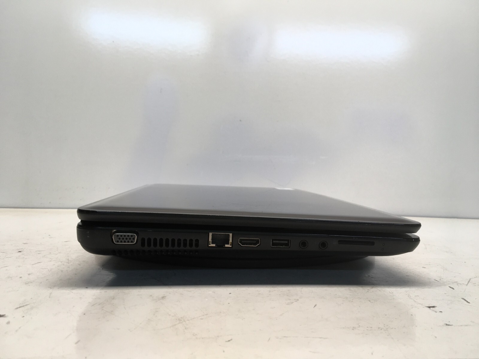 HP 2000-2D09WM AMD E-300 1300MHz 4 GB NO HDD No Batt – Dead Pixels