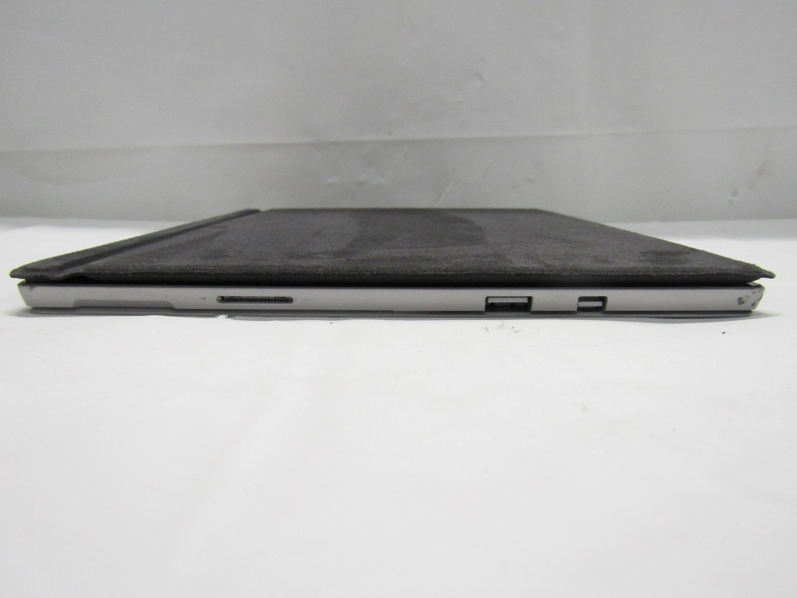 Microsoft Surface Pro 5 1GHz Intel m3-7Y30 4GB RAM 128GB SSD 12.3″ CRACKED NO OS