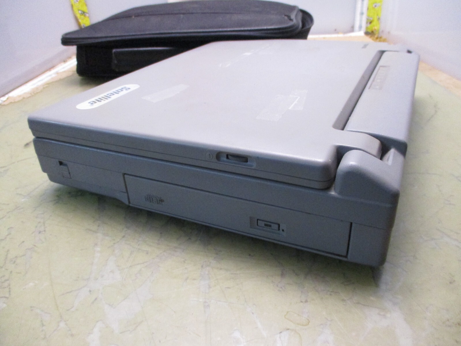 Toshiba Satellite 205CDS/810 Laptop with Case [2*H-3.75]