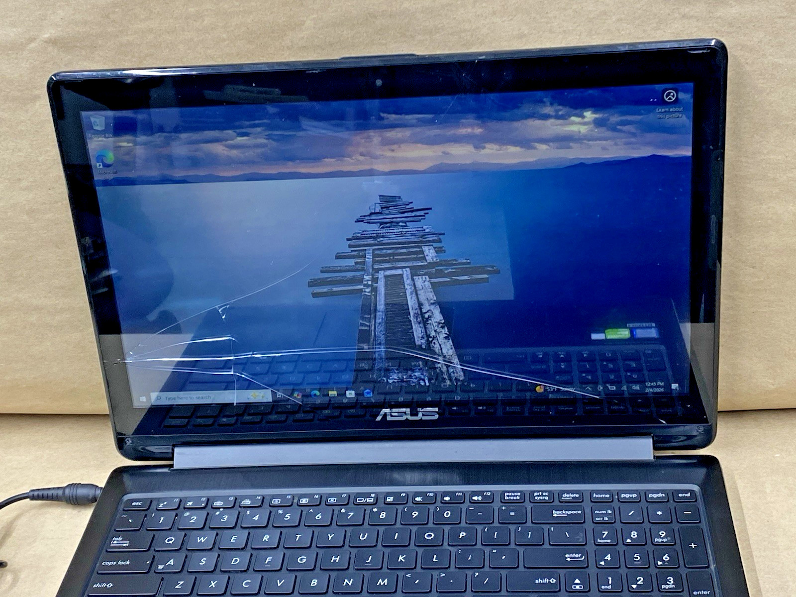 Asus Q552UB – 16″ 1920×1080 – i7-6500U – 8GB – 128GB SSD – Windows 10 Pro