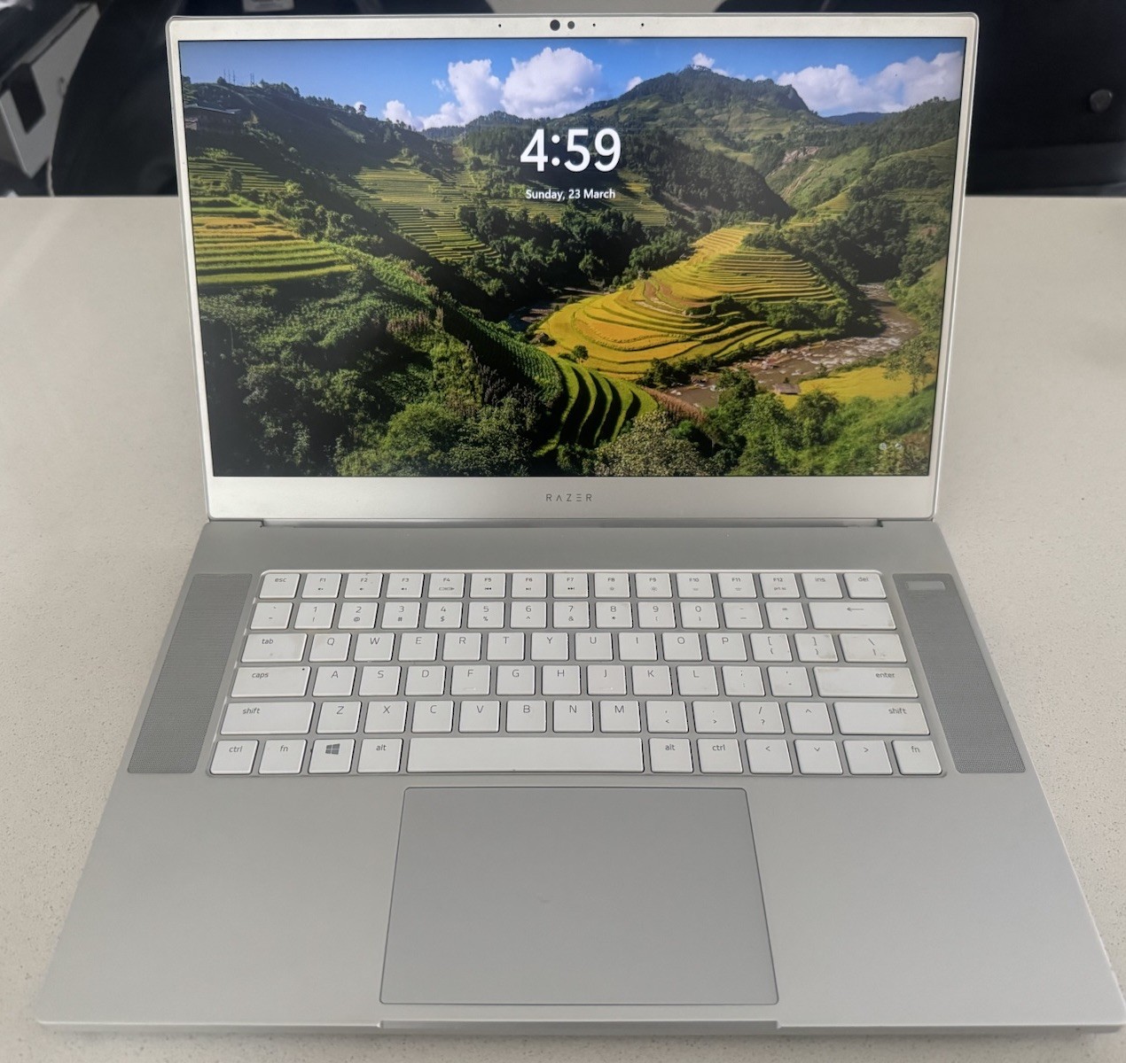 Razer Blade 15 Advanced Mercury – RZ09-03017EM2 – 15.6″ 64GB 512GB SDD i7-9750H