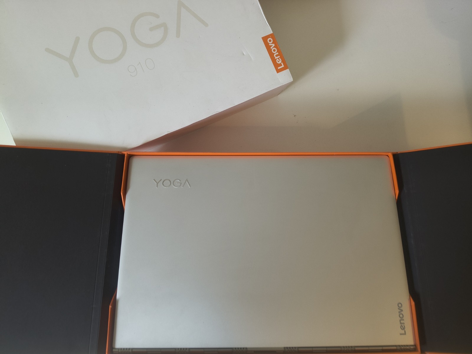 Yoga 910 convertible i7 7th 512G with 30 cycle count upto 15 hrs & No scratches