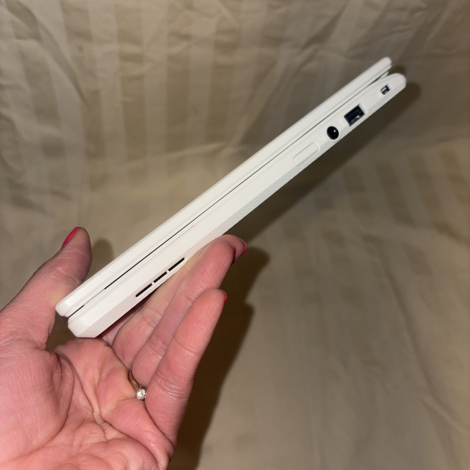 Acer Chromebook R11 N15Q8 11.6″ Touchscreen 2-in-1 Laptop – White