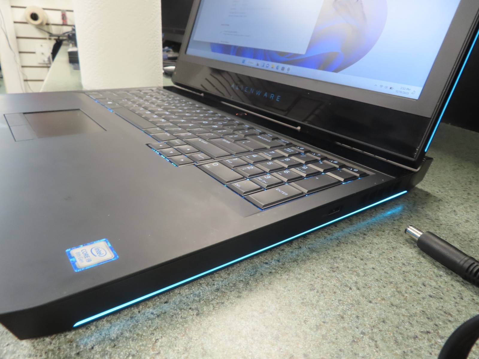 Alienware 17 R5 Gaming Laptop , I9-8950HK, 16GB RAM, 500gb