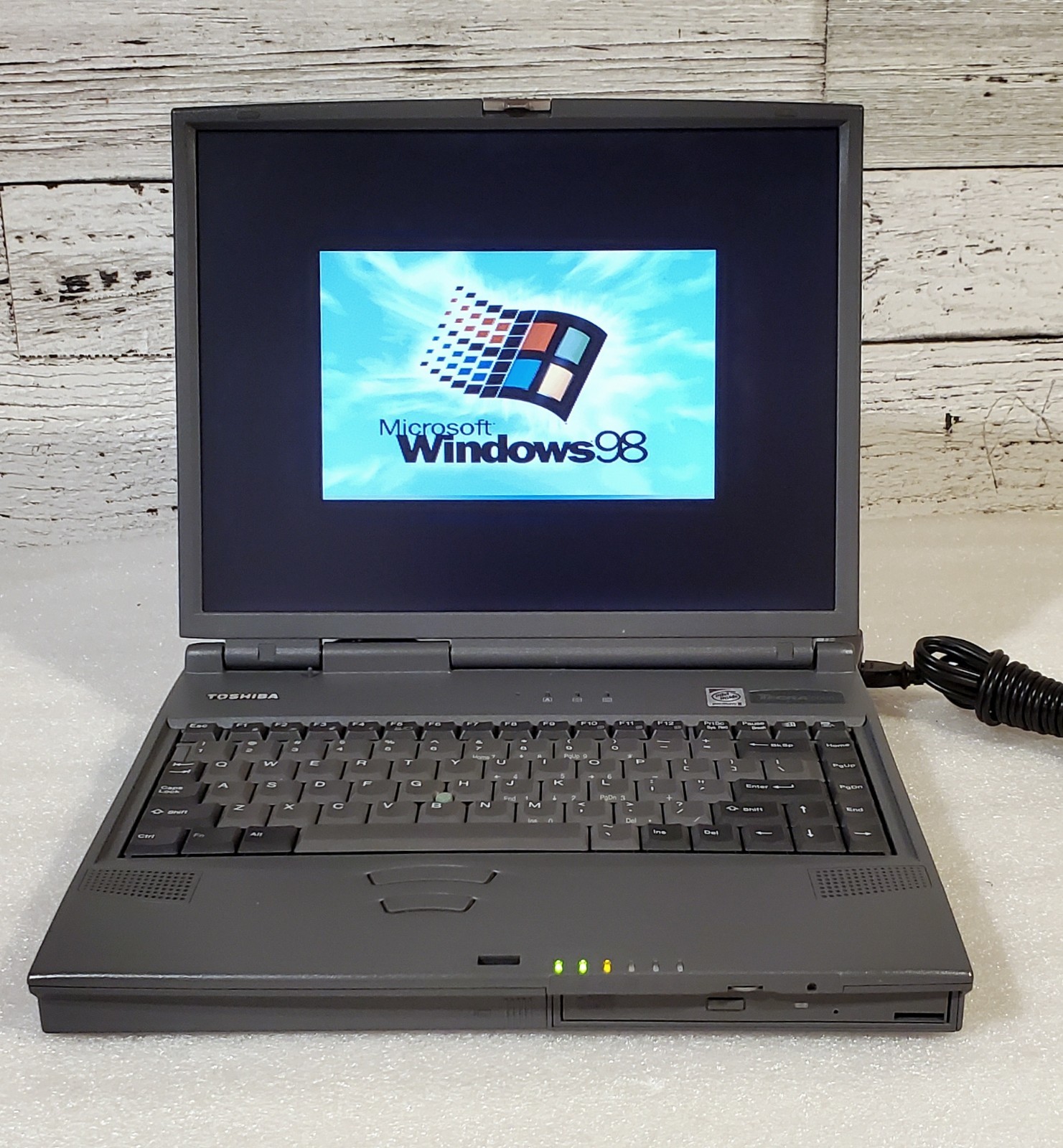 Vintage Toshiba Tecra 8000 Laptop – Pentium II Win98, w/Manual, Boots & Working
