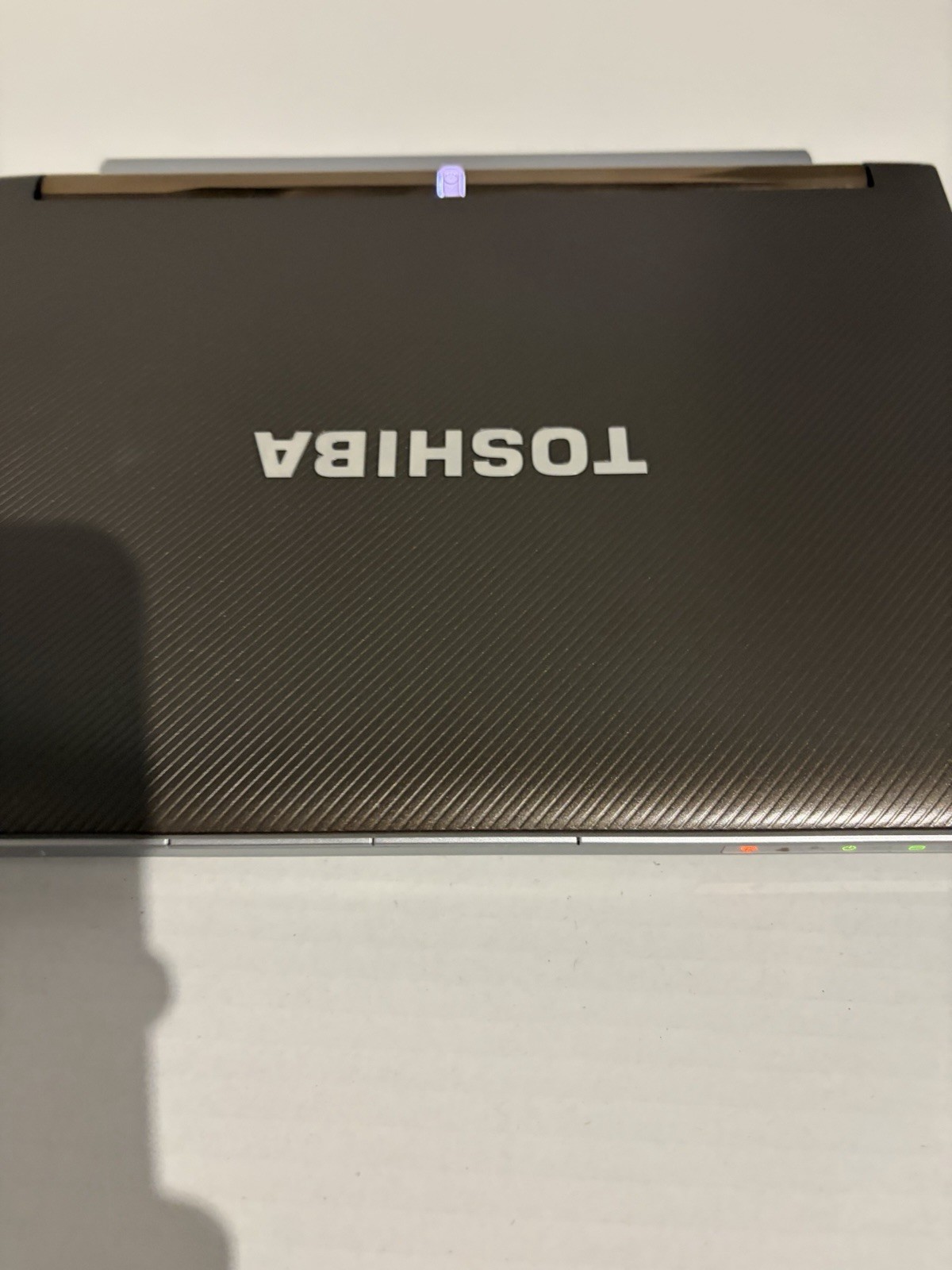 Toshiba NB305-N410BN-G 10” Netbook Intel Atom Windows 7 Starter Locked to user