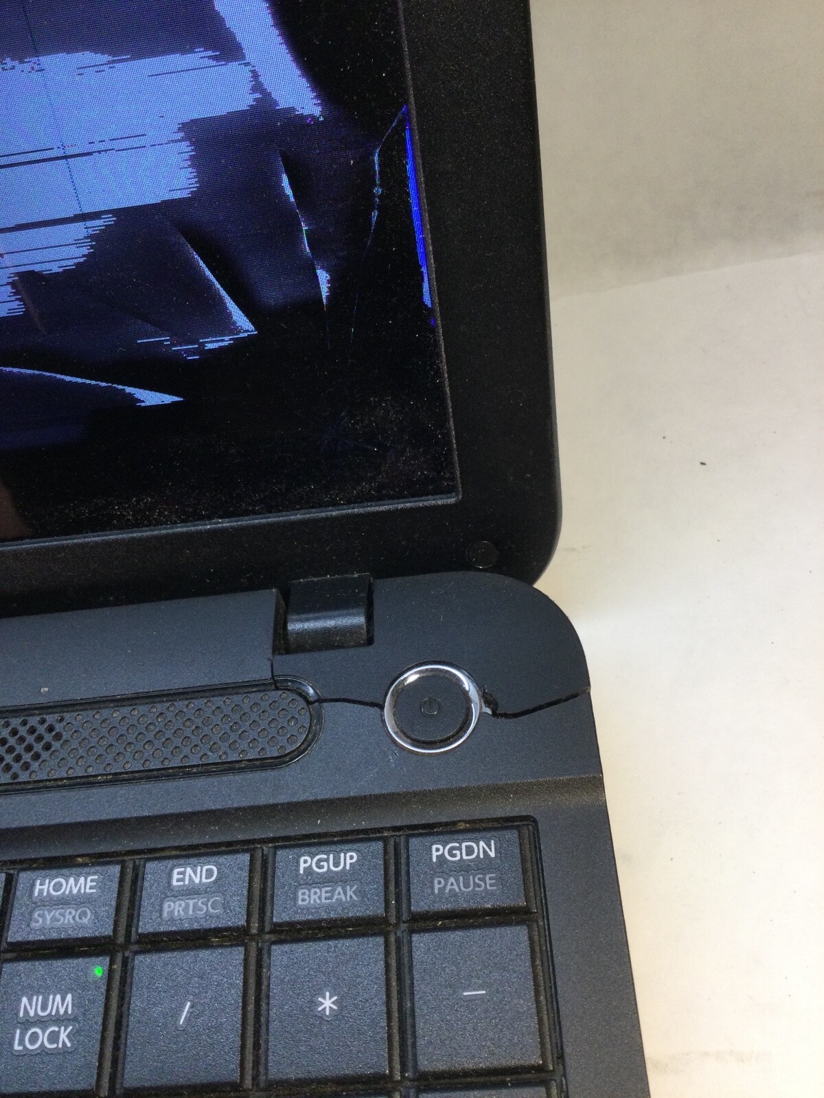 Toshiba Satellite C55 15″ Laptop Intel Core i3-4005U-BAD DISPLAY -MZ