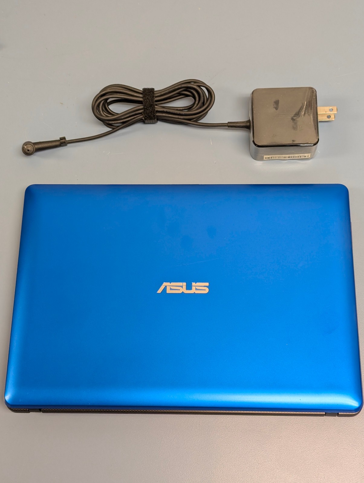 Asus Small Laptop Model X102B Notebook PC 2GB RAM, 320 HDD, Win 8.1, Bad Battery