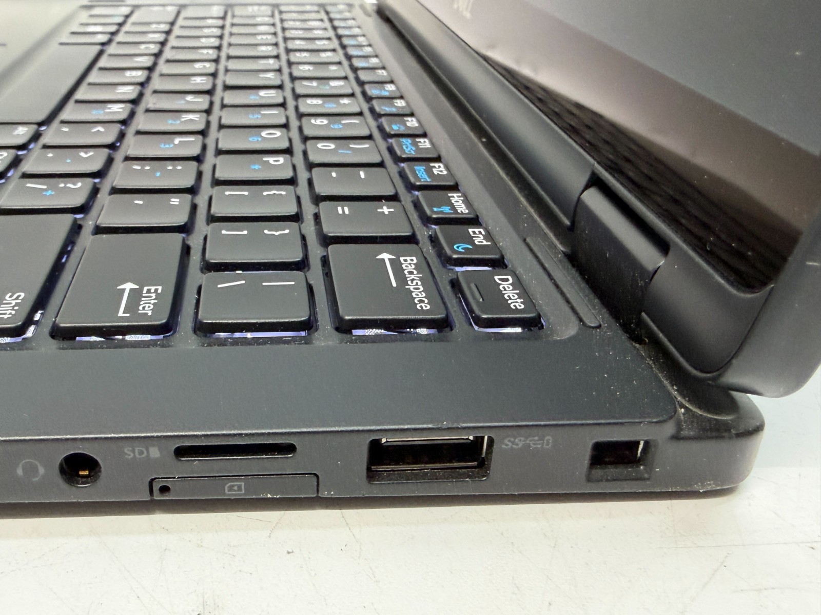 Dell Latitude 7389 i7-7600U 16GB RAM 256GB M.2 Win11 Home w/AC chipped corner