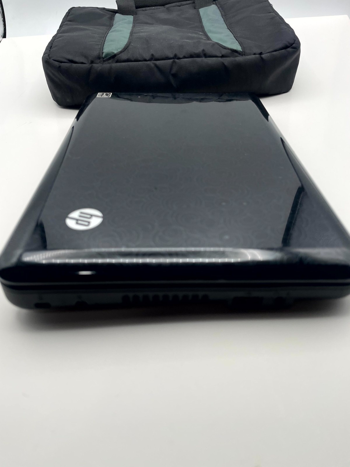 HP Mini 110-1046NR Laptop Black 10.1″ Widescreen Intel Atom with Adapter & Bag