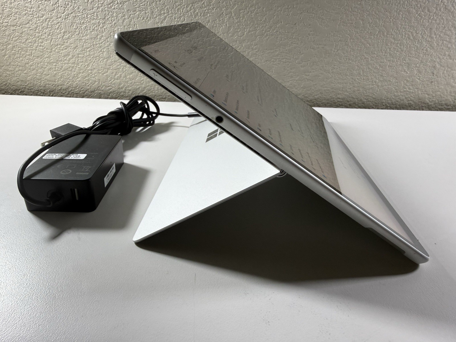 Microsoft Surface Pro 8 (1982) i5-1145G7 – 16GB RAM – 256GB 120Hz – Win 11 Pro