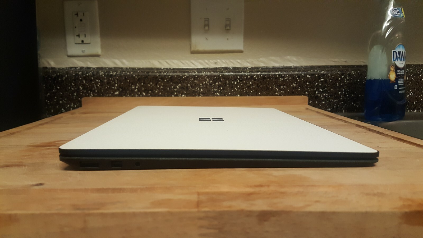 Microsoft Surface 2 Laptop i7 8GB 256GB SSD Windows 10 13.5″ – White/Black