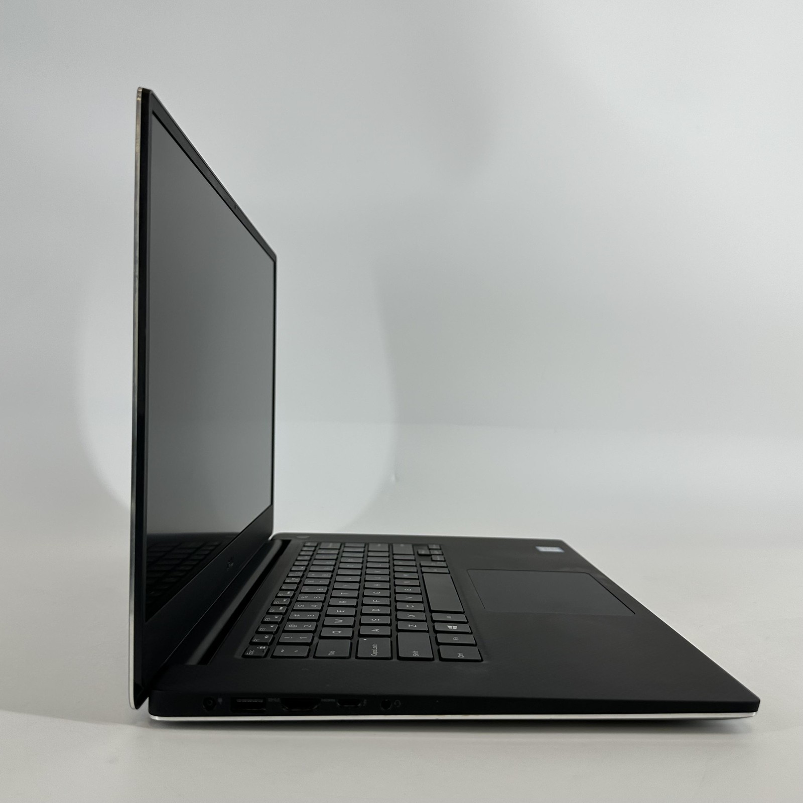 Dell Precision 5540 15.6 Gray FHD Xeon E-2276M 2.80GHz 64GB 2TB SSD Quadro T2000