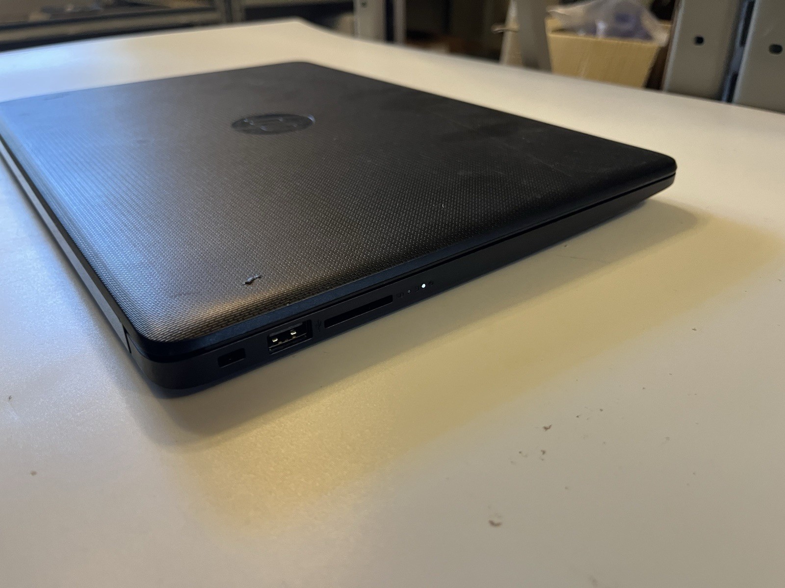 HP Laptop 14-CM0XXX AMD E4-9000e Radeon R2, 2300MHz 4GB 32GB (Slow) 🛑