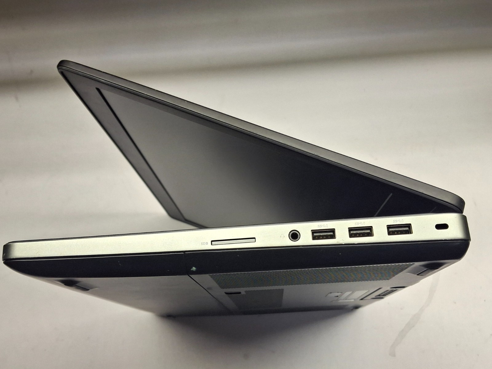 Dell Precision 7520 15.6″ FHD i7-7820HQ 2.90GHz 32GB 256GB SSD Quadro M2200