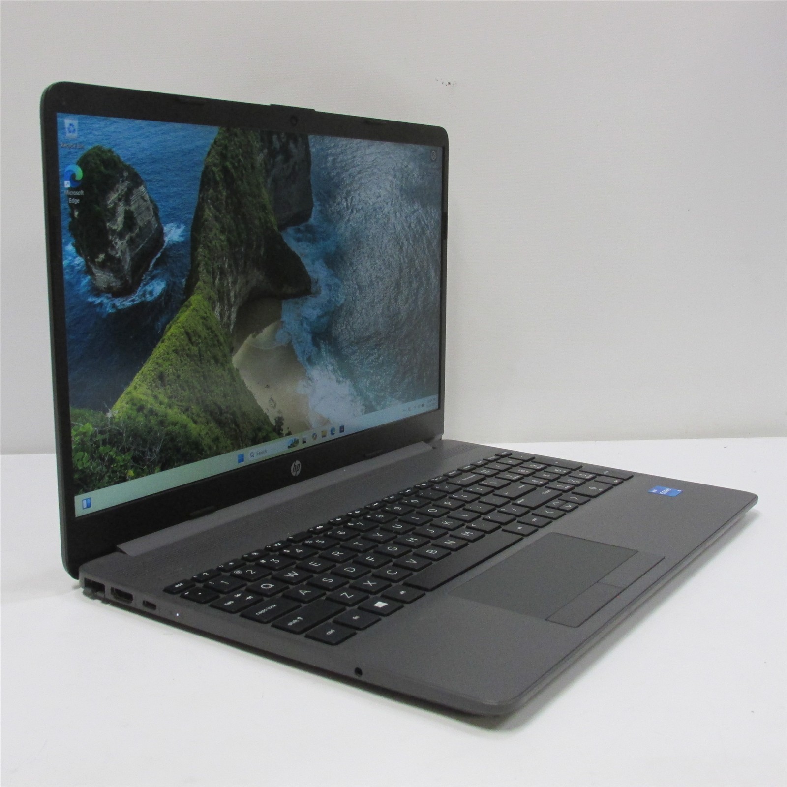 HP 250 G8 Notebook i5-1135G7 2.4GHz 16GB RAM 512GB NVME 15.6″ Windows 11 Pro