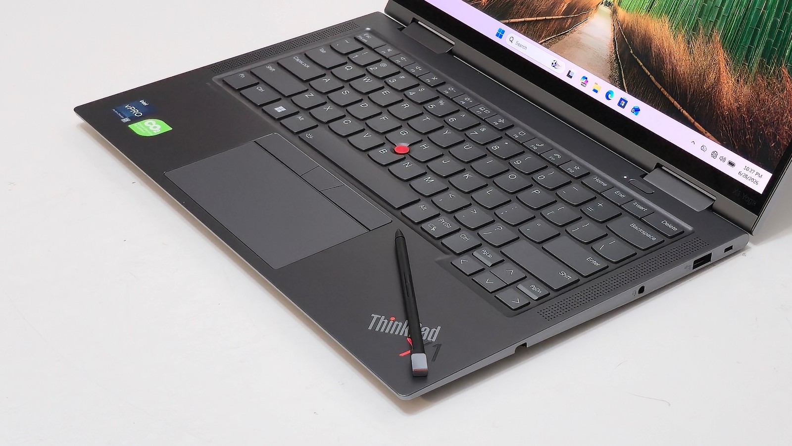Lenovo ThinkPad X1 Yoga Gen 8 (i7-1365U CPU, 32 GB RAM 1 TB SSD) 14″ UHD Touch