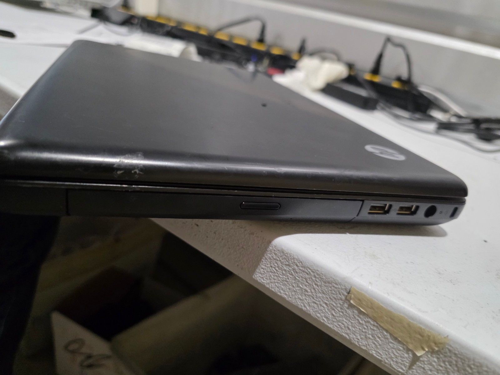 HP 2000 156 Laptop AMD E350 3GB RAM 320GB HDD Windows 7 DVDRW 817 G2U