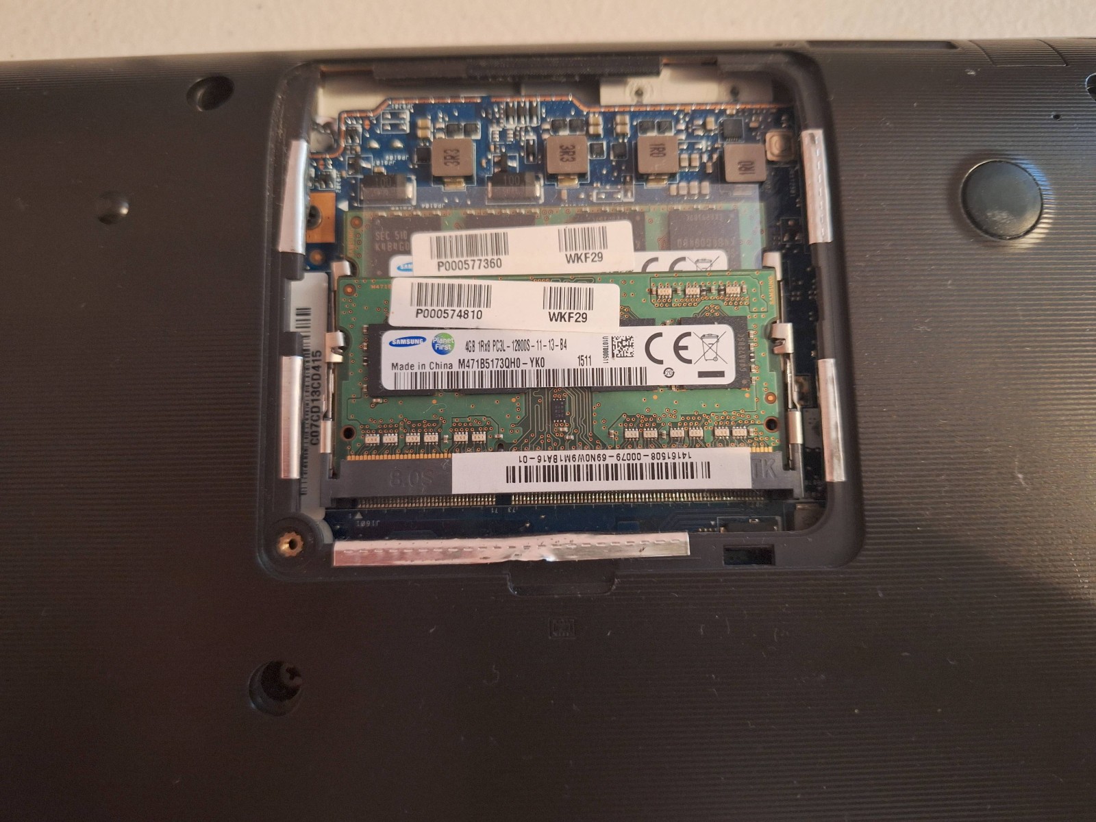 TOSHIBA SATELLITE P50T-B DOES NOT BOOT UP. PARTS ONLY. NO DRIVE OR BATTERY INC