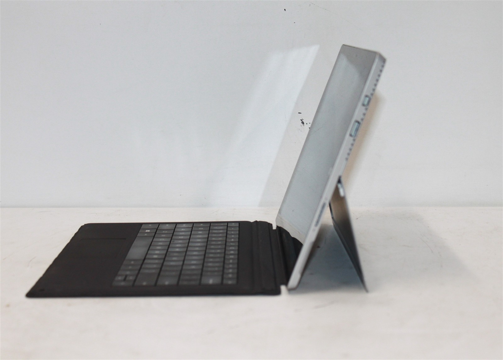 Microsoft Surface Pro 3 12.3″ Intel i5-4300U 1.90GHz 4GB DDR4 Ram SSD 128GB W11