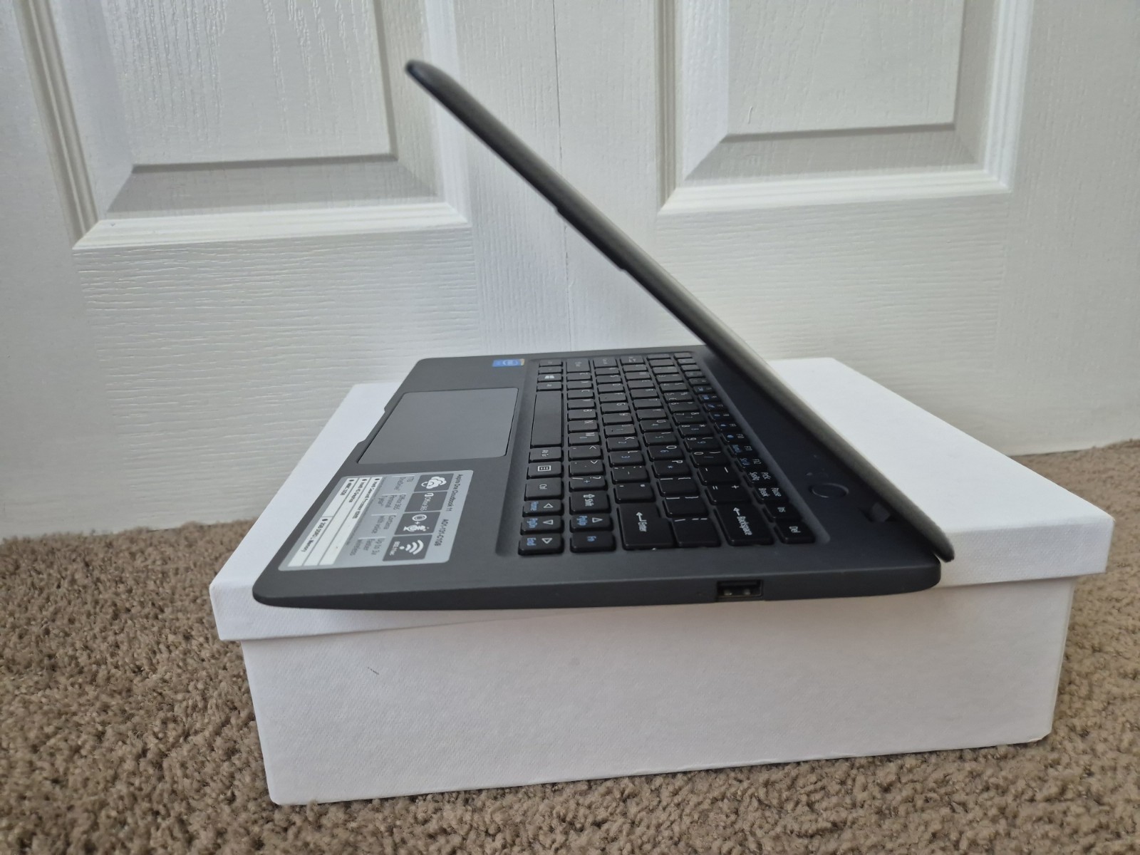 Laptop Acer Aspire One Cloudbook 11 Intel N3050 2GB 32GB AC adapter included