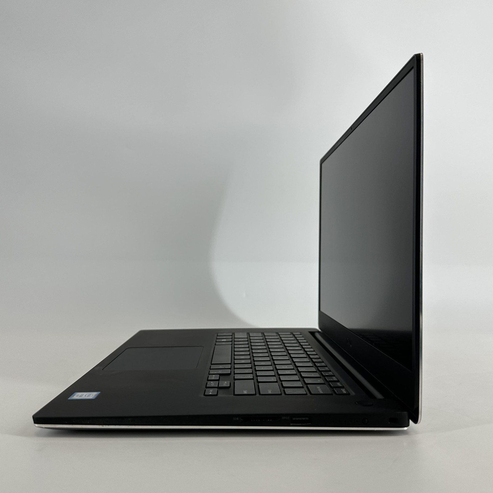 Dell Precision 5540 15.6 Gray FHD Xeon E-2276M 2.80GHz 64GB 2TB SSD Quadro T2000