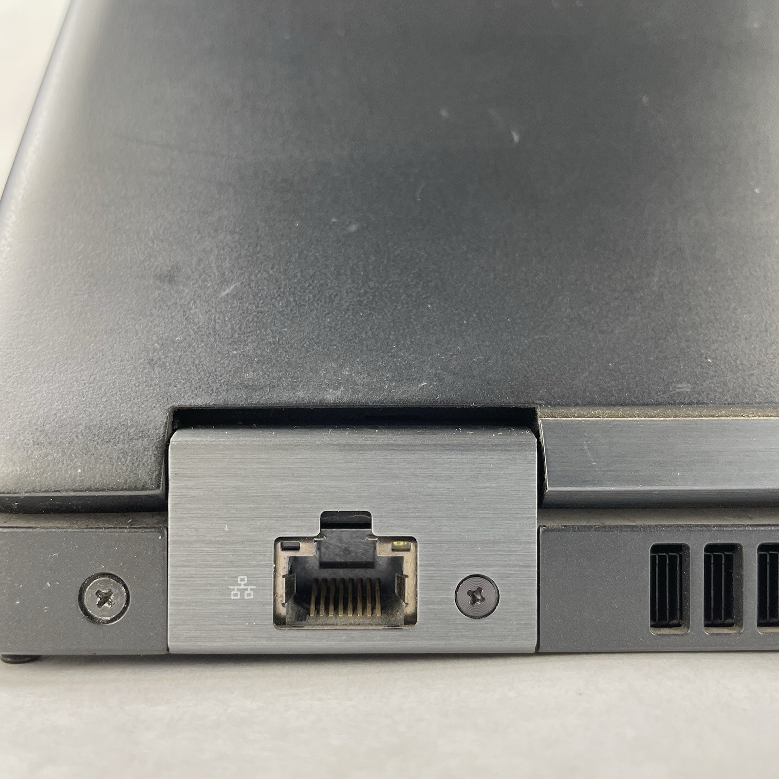 Dell Latitude 5580 15.6″ i5-7300U 2.6 GHz 8 GB RAM No SSD/OS/AC – Bad Back Edge
