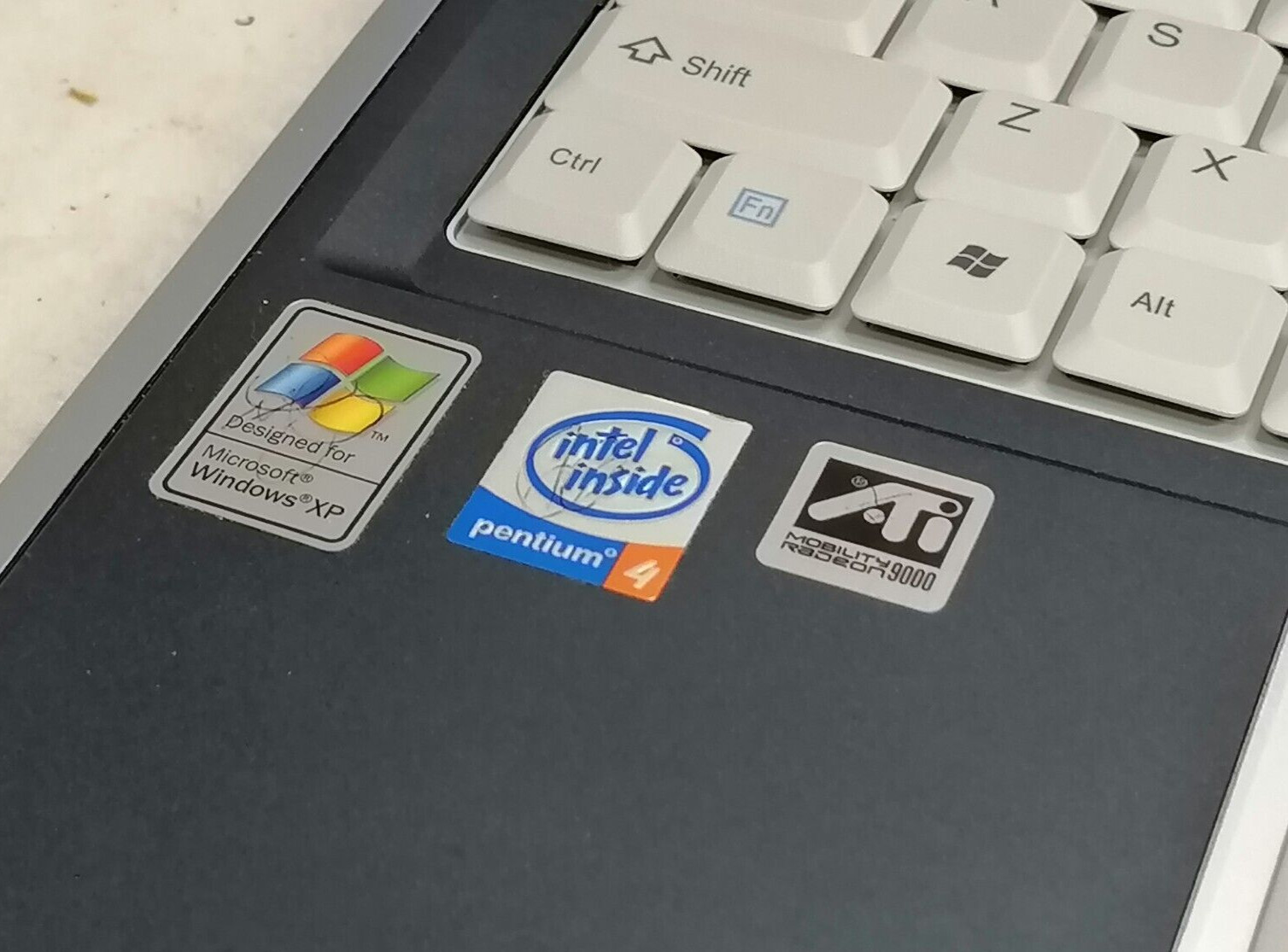 FOR PARTS 15″ Fujitsu Lifebook FPC06005AK (Pentium 4 /2.8 GHz/512 MB RAM/NO HDD)