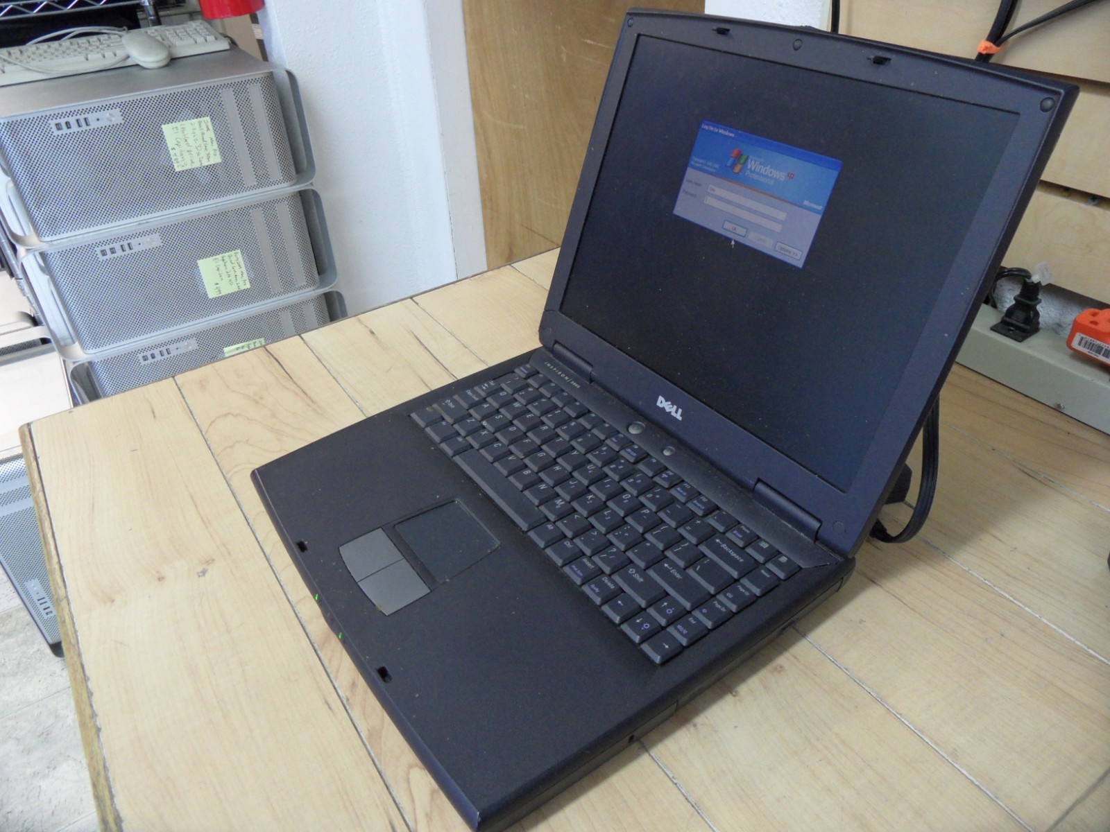 Dell Inspiron 2600 4 Parts Booted Windows Hard Drive Wiped Broken Screen Back *