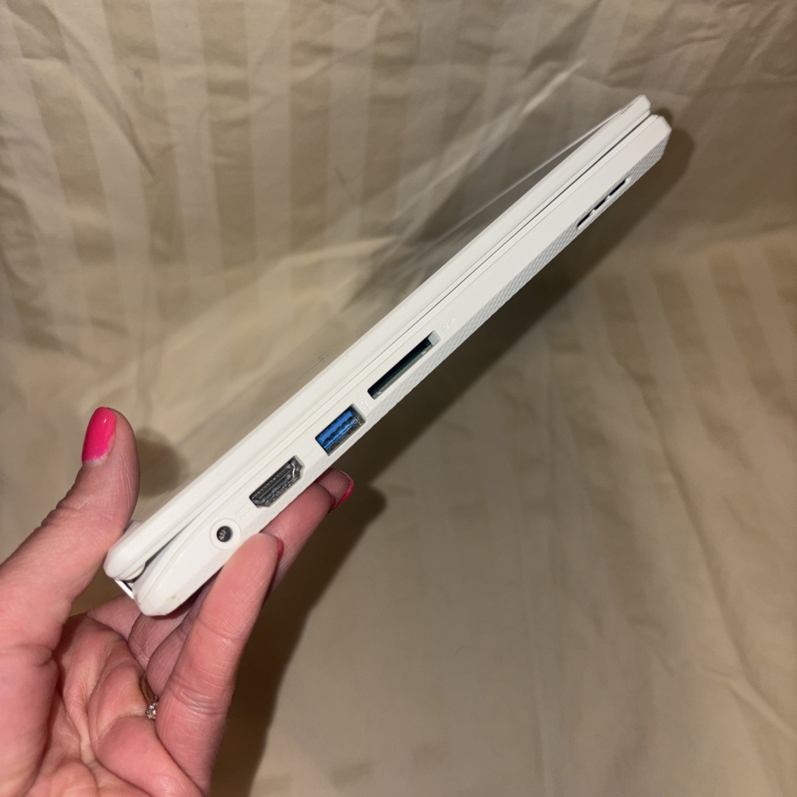Acer Chromebook R11 N15Q8 11.6″ Touchscreen 2-in-1 Laptop – White