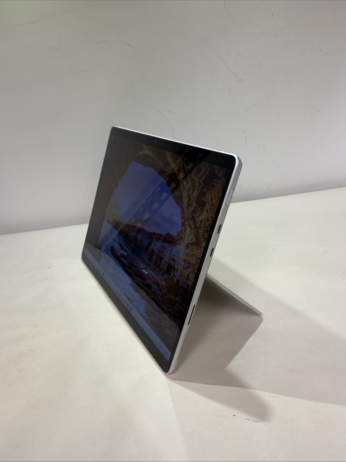 Microsoft Surface Pro 8 i5-1145G7 8GB RAM 128GB SSD Win11 Pro | READ DESCRIPTION