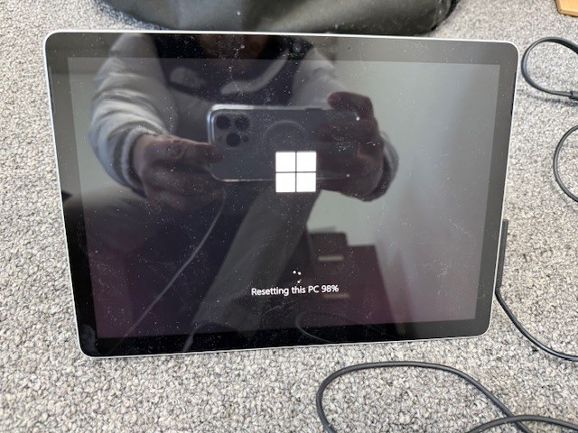 Microsoft Surface Go 2 10.5″ Intel 4425Y 4GB 64GB SSD Win 10 Defective Battery