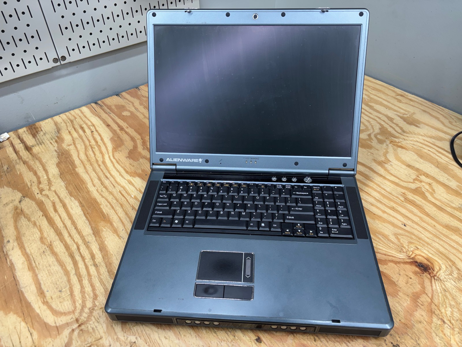 Alienware Area-51 m7700 Clevo D900T 17″ P4 3.4GHz Powers On No Display AS-IS