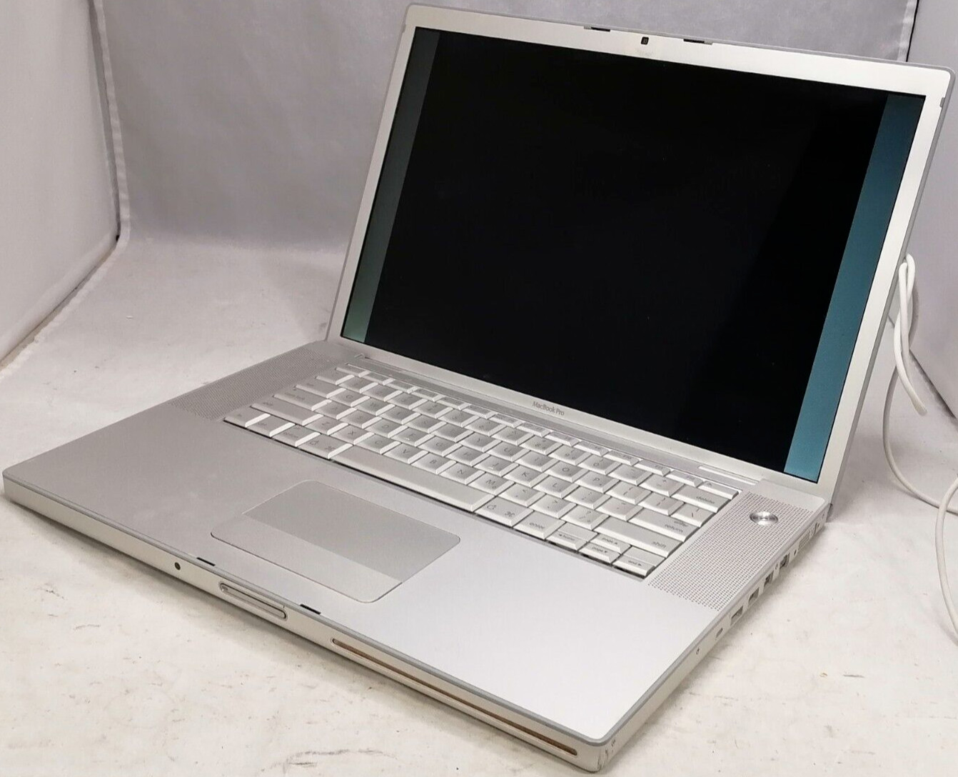 FOR PARTS 2006 15.4″ Apple MacBook Pro A1211 (T7400/4GB RAM/NO HDD)