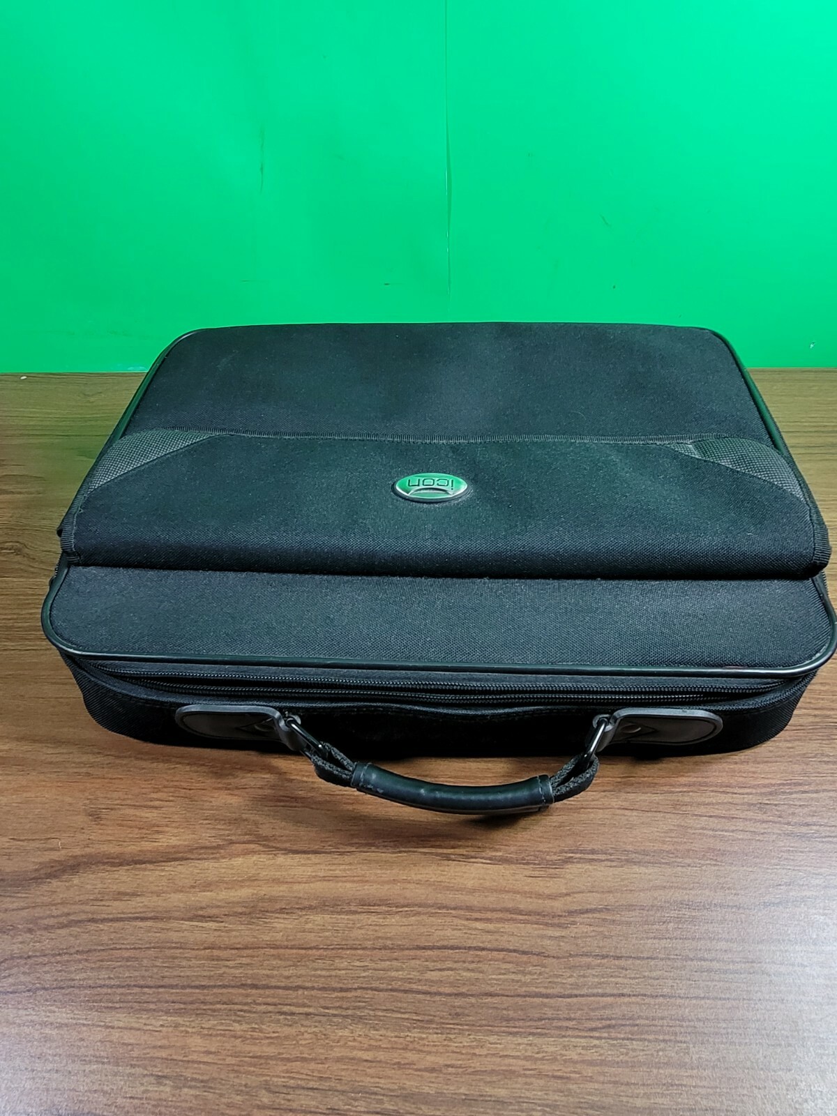 ACER TRAVEL MATE 2300 LAPTOP. WORKS AND POWERS ON GOOD. (SU)
