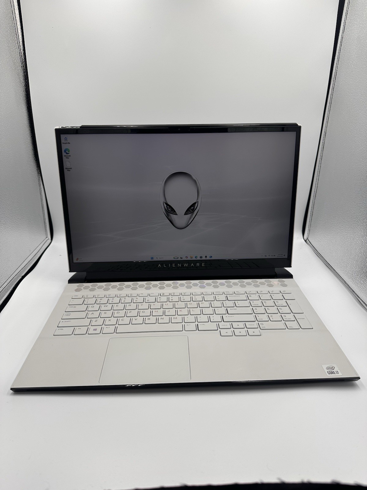 Alienware m17 R3 17.3″ Intel i7 16GB NVIDIA GF RTX 2070 super 2TB SSD Read Desc.