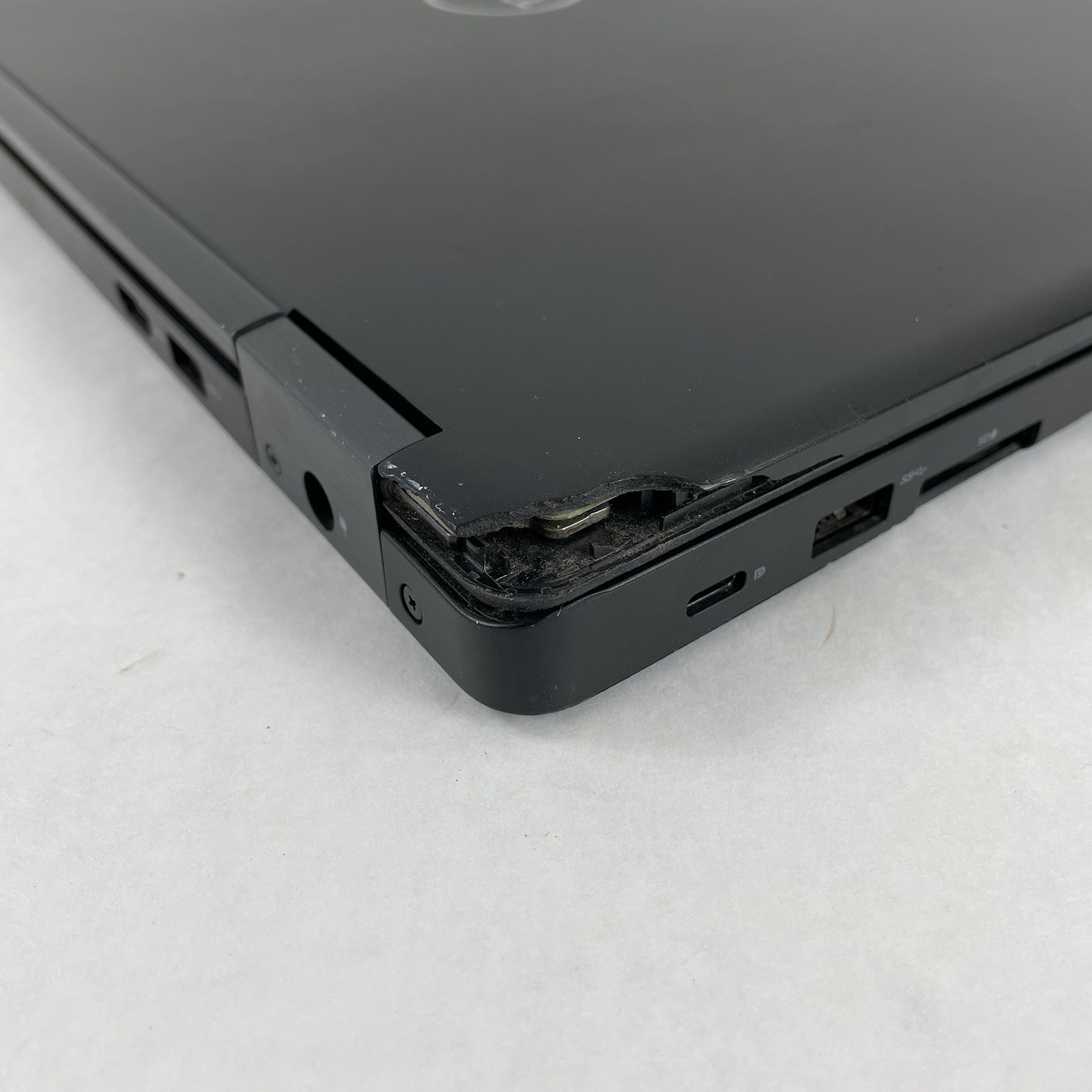 Dell Latitude 5590 15.6″ i5-8250U 1.6 GHz 8GB RAM No SSD No OS – Bad Corner READ