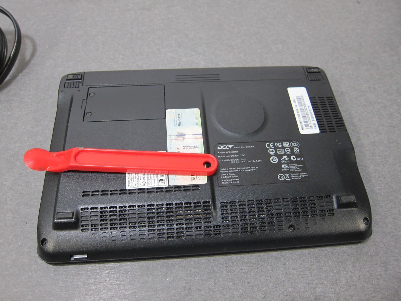 Acer Aspire One Series Model ZG5 Blue Notebook w/ Charger -WORKS WHEN PLUGGED IN
