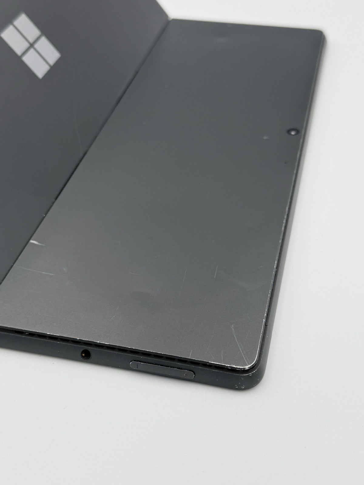 Microsoft Surface Pro 8 13” – i5 11th Gen | 8GB RAM | 256GB SSD (READ) – 31C