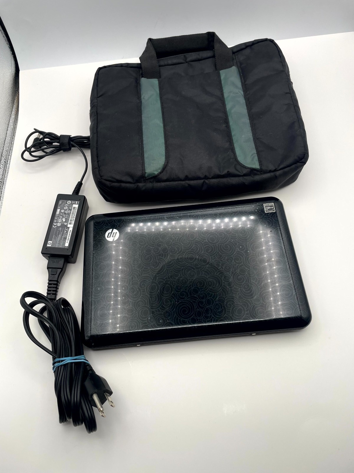 HP Mini 110-1046NR Laptop Black 10.1″ Widescreen Intel Atom with Adapter & Bag