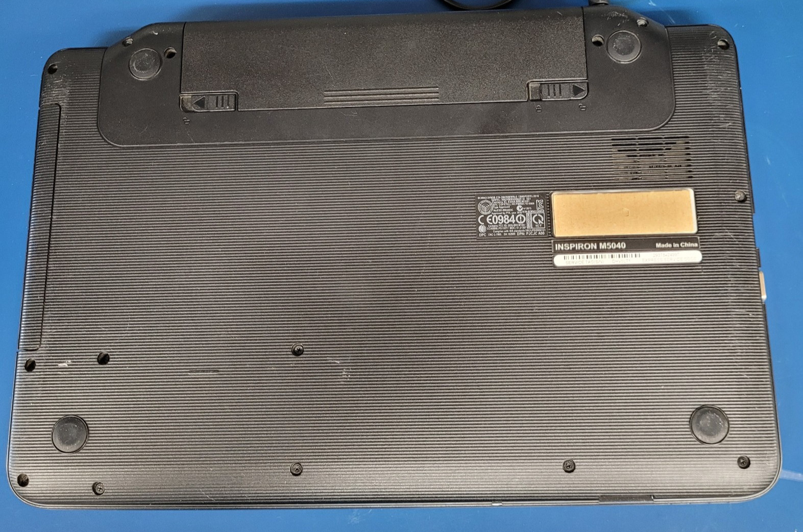 Dell Inspiron M5040 AMD C-60 / 8GB RAM 500 GB HDD LINUX MINT O/S