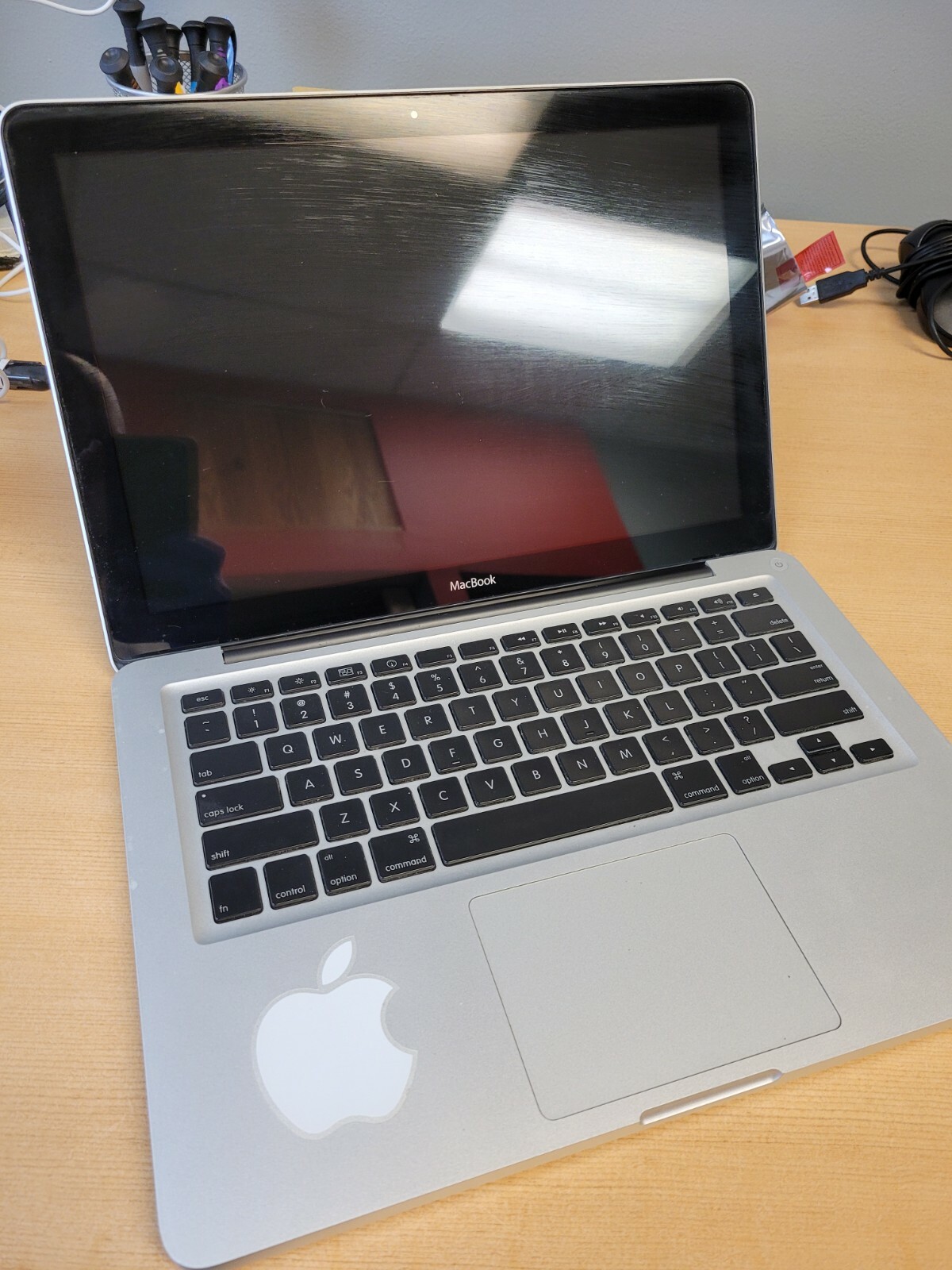 MacBook Late 2008, LCD Looks Good, Selling for Parts or Repair, Read