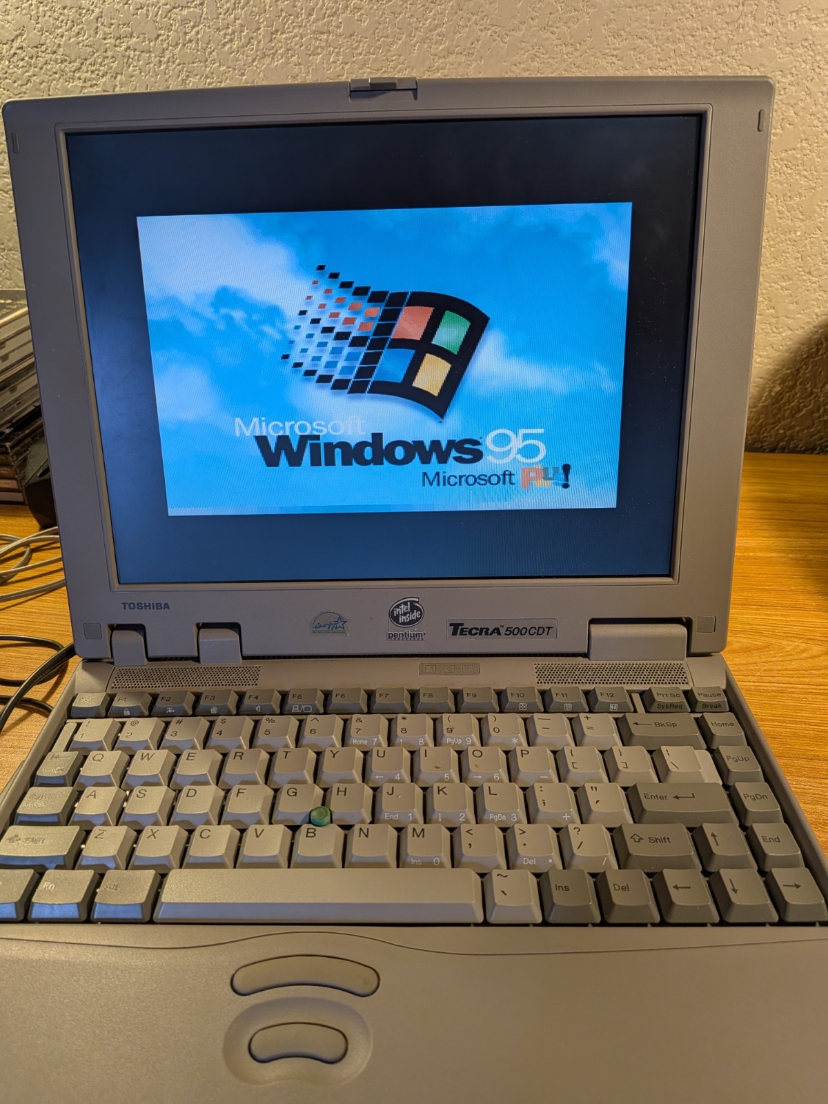 Vintage Toshiba Tecra 500CDT Notebook Computer w/HDD RAM WIN 95 *WORKS*