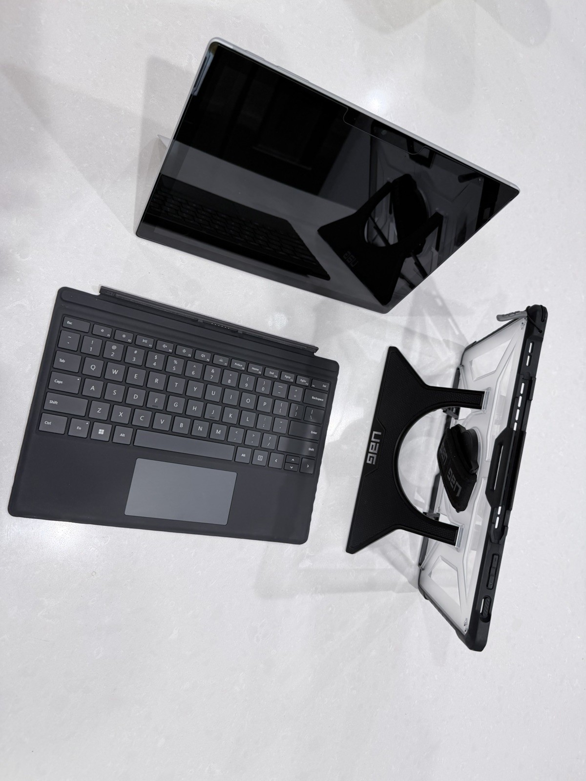 Microsoft Surface Pro 7 16GB 256GB i5-1035G7 Wi-Fi + Cover Keyboard + UAG Case