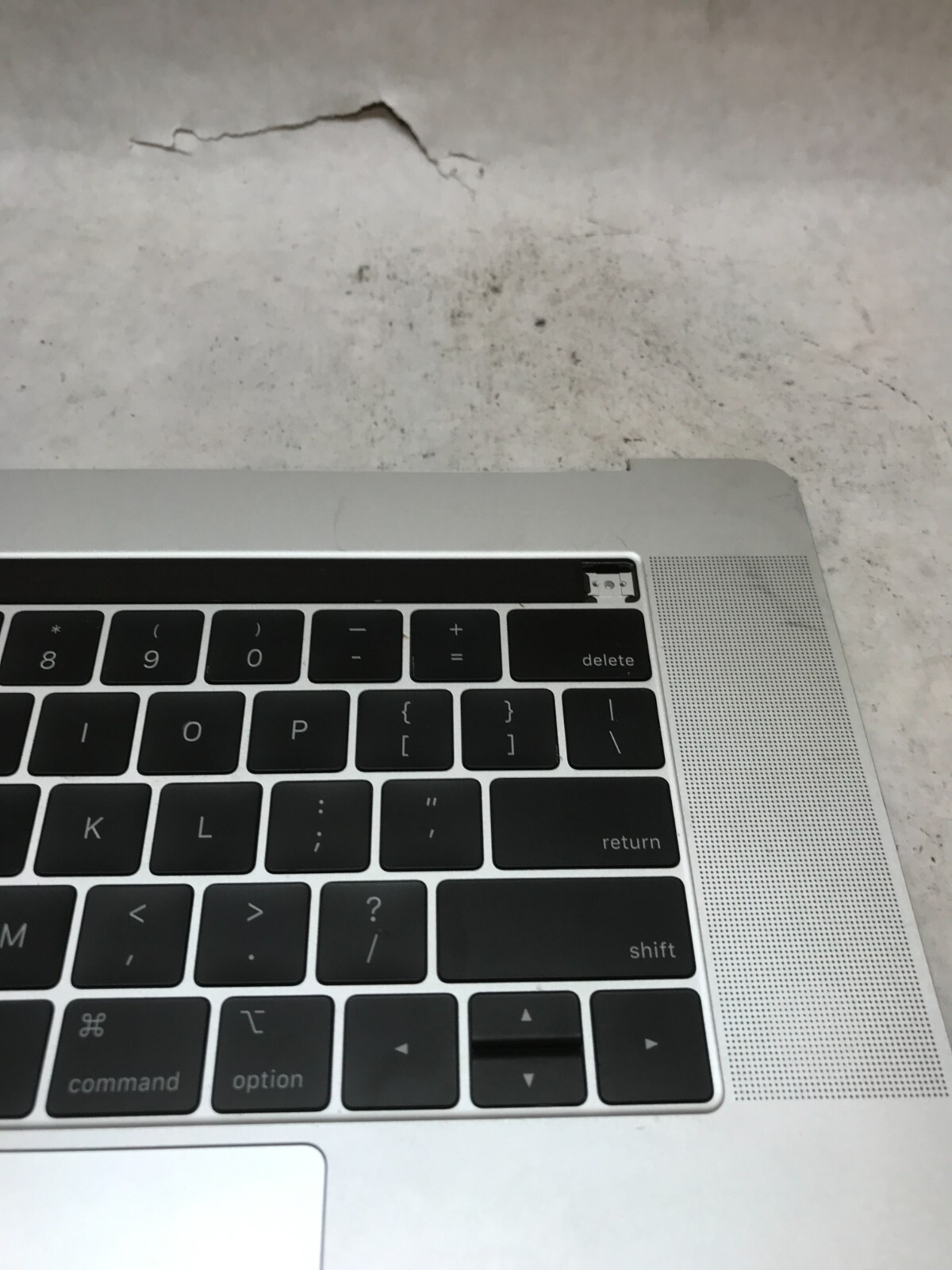 Apple MacBook Pro Touch/2018 A1990 Palmrest NO MOTHERBOARD For Parts/Repair – DW